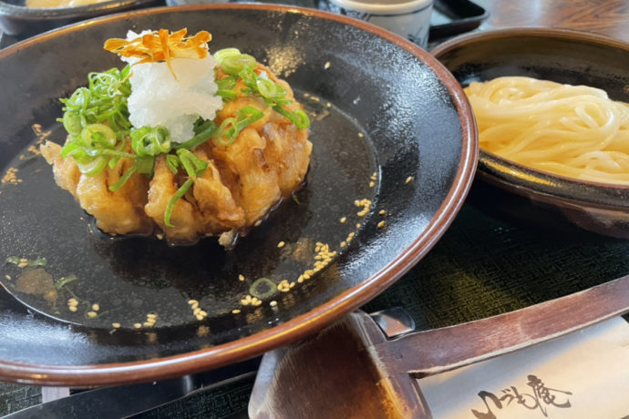 淡路島「いづも庵」の丸ごと玉ねぎ天ぷらのタマネギつけ麺