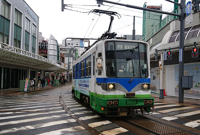 福井市観光には、のんびり路面電車で行く歴史巡りと名物グルメ