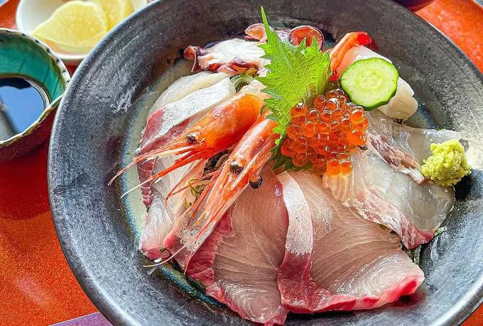 ソースカツ丼に海鮮丼…。福井で人気のご当地丼を食べくらべ