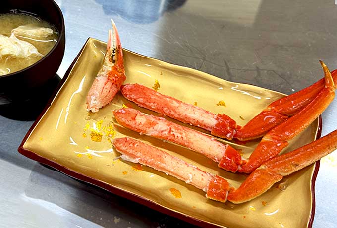 越前へ向かう前に、敦賀で初回無料の「カニ殻むき体験」を。かにファクトリー甲羅組